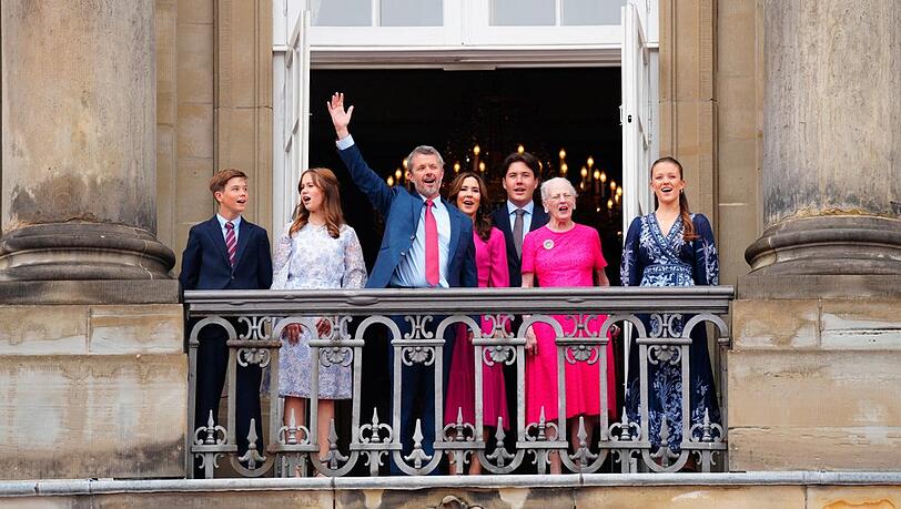 König Frederik feiert mit Ehefrau Mary, den gemeinsamen Kindern und seiner Mutter Margrethe auf dem Palastbalkon.