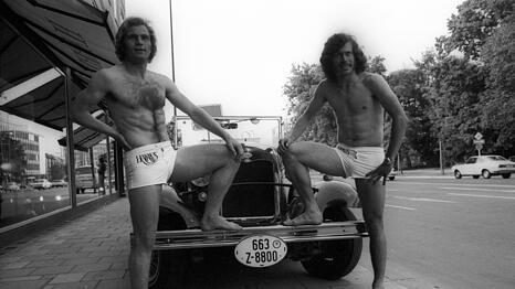 Legend&auml;res Bild: Uli Hoene&szlig; und Paul Breitner werben vor einem Oldtimer in Badehose f&uuml;r einen Herrenausstatter.