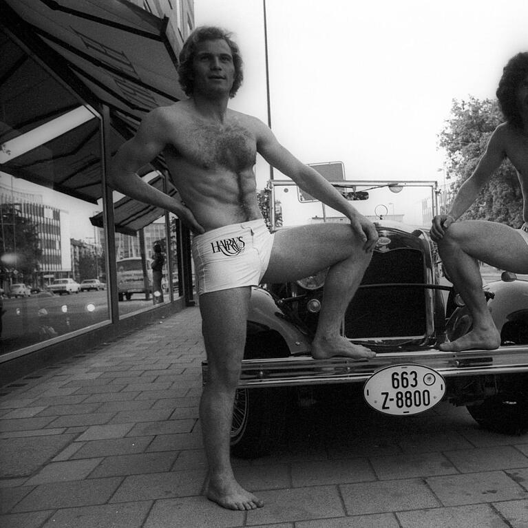 Legend&auml;res Bild: Uli Hoene&szlig; und Paul Breitner werben vor einem Oldtimer in Badehose f&uuml;r einen Herrenausstatter.
