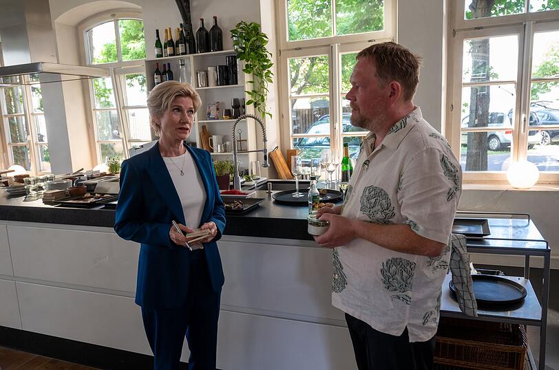 Kriminalhauptkommissarin Martina Seiffert (Astrid M. F&uuml;nderich) und ihr Team ermitteln zu Beginn der neuen "SOKO Stuttgart"-Staffel an der Kochschule von Paul Thiel (Oliver Br&ouml;cker).