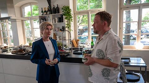 Kriminalhauptkommissarin Martina Seiffert (Astrid M. F&uuml;nderich) und ihr Team ermitteln zu Beginn der neuen "SOKO Stuttgart"-Staffel an der Kochschule von Paul Thiel (Oliver Br&ouml;cker).