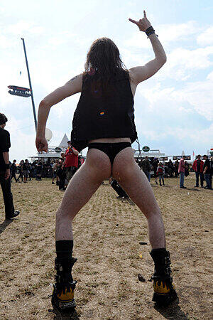 Weniger Schlamm, dafür auch weniger Leder... ein freizügiger Metal-Fan, 2010.