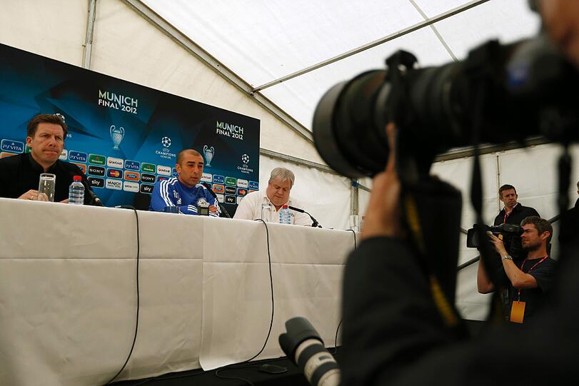 Alle Kameras sind auf den Chelsea-Coach gerichtet.