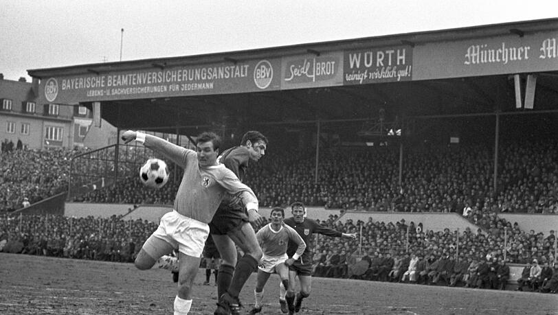1860 als frisch gebackener Meister im Derby gegen Bayern (Saison 1966/67). 1860 als frisch gebackener Meister im Derby gegen Bayern (Saison 1966/67).