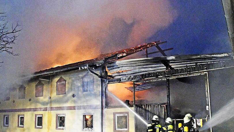 Großbrand auf einem Bauernhof in Erding &ndash; die Bilder vom Feuerwehreinsatz am Dienstag.