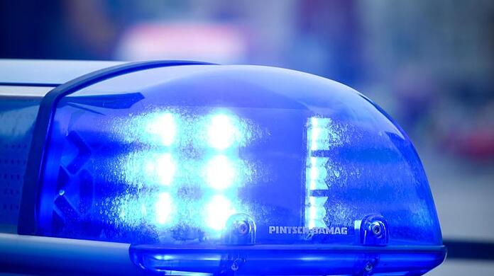 Das Blaulicht an einem Polizeiauto leuchtet.