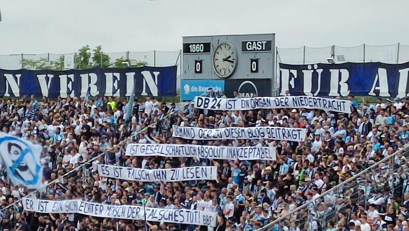 In der Westkurve wurden zu Beginn des Spiels gegen Oldenburg Spruchbänder gezeigt, auf denen der Löwenblog "dieBlaue24" scharf attackiert wird. In der Westkurve wurden zu Beginn des Spiels gegen Oldenburg Spruchbänder gezeigt, auf denen der Löwenblog "dieBlaue24" scharf attackiert wird.