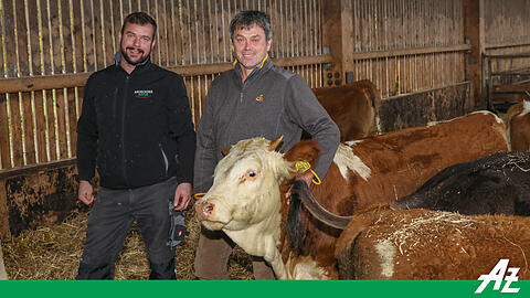 Norbert (r.) und Philipp Grenzebach im Stall mit ihren geliebten Kühen