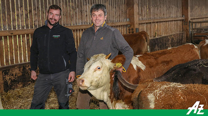 Norbert (r.) und Philipp Grenzebach im Stall mit ihren geliebten Kühen