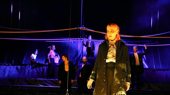 Kapitän Ahab (Barbara Horvath) sucht mit der Mannschaft Moby Dick im Residenztheater.