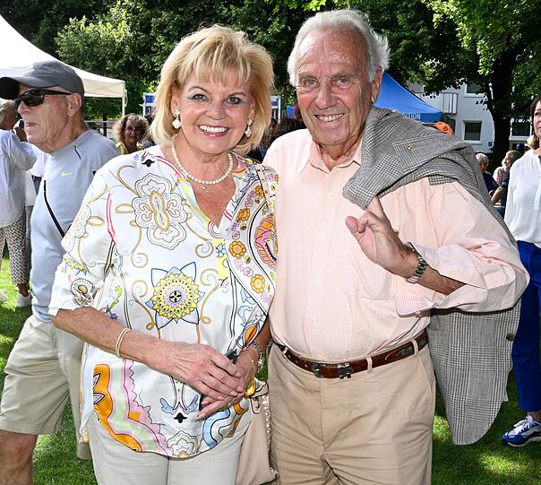 Die Wiesn-Wirte Margot und Günter Steinberg sind auch ins Stadion gekommen