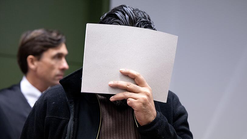 Beim Prozessauftakt verbarg der Angeklagte sein Gesicht. (Archivbild)