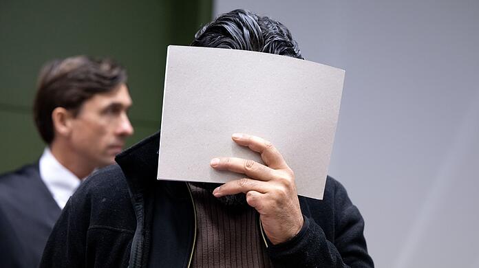 Beim Prozessauftakt verbarg der Angeklagte sein Gesicht. (Archivbild)