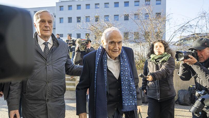 Joseph Blatter (r) muss sich wegen einer Millionenzahlung erneut vor Gericht verantworten.