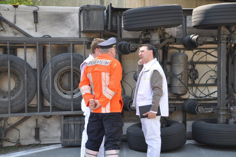 Auf der B 12 bei Simbach kippte ein Lkw um.