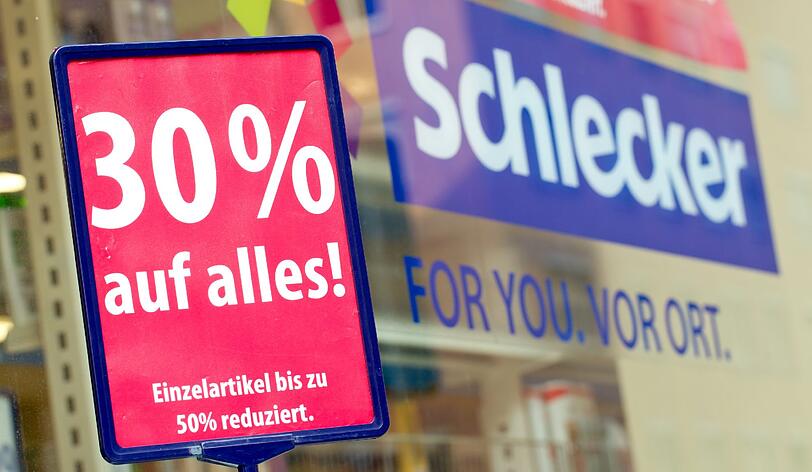 Einige betroffene Schlecker-Läden hatten schon in den vergangenen Tagen zugemacht. Heute werden auch die letzten der 2200 auf der Streichliste stehenden Filialen endgültig geschlossen. 11 000 Schlecker-Beschäftigte blicken in eine ungewisse Zukunft.