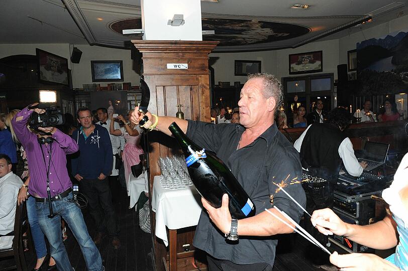 Hugo Bachmaier beim Champagner "Köpfen" mit Säbel