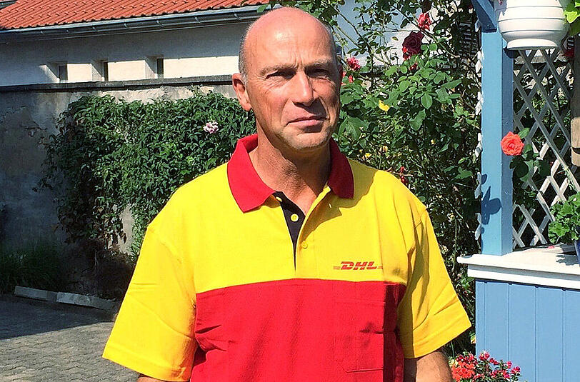 Paketbote Helmut Becker in Worfelden.