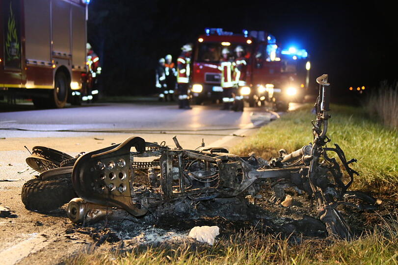 Zwei Motorradfahrer sind am Mittwochabend nach einem Zusammenprall auf der B299 gestorben.