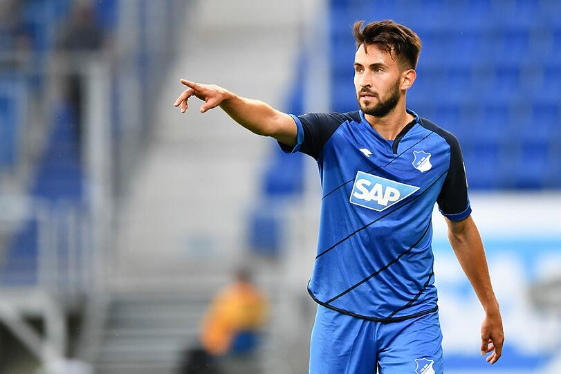 16. TSG 1899 Hoffenheim: Hoffenheim erreicht nur den Relegationsplatz. Das SAP Logo wurde auch hier wieder, wie in den letzten Jahren, im Design integriert, überzeugt insgesamt aber nicht. Keine guten Noten erhielten der "verdesignte" Ausschnitt, die dicken Einfassungen an Ärmeln und Bund und auch das Ärmelmaterial, das im Griff zu synthetisch rüberkommt.