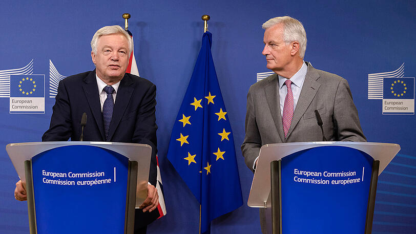 EU-Chefunterhändler Michel Barnier (r) und der britische Brexit-Minister David Davis vor Beginn der zweiten Runde der Brexit-Verhandlungen die Presse.