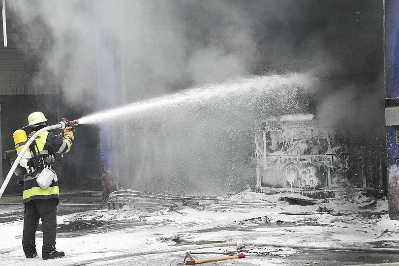 Großbrand in Laim. Die Feuerwehr muss massiv ausrücken um noch Schlimmeres zu verhindern.