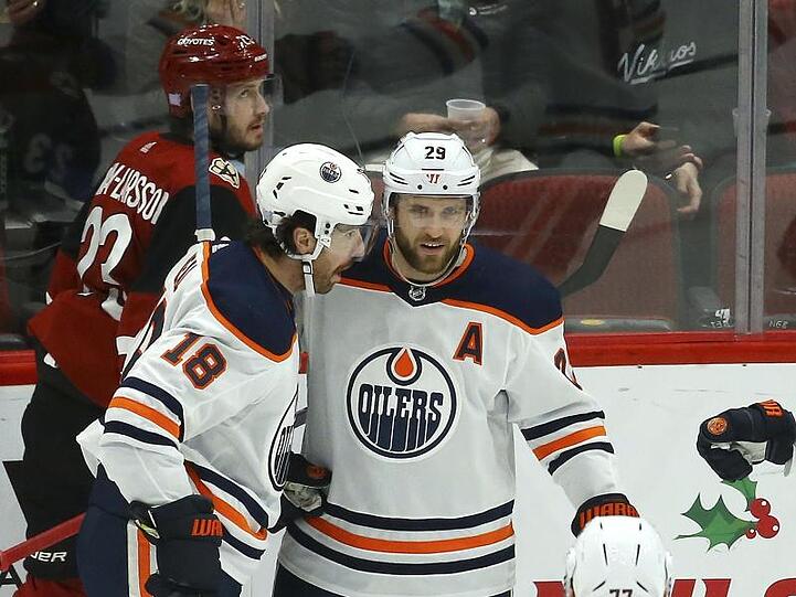 Leon Draisaitl (r) bereitete auch bei den Coyotes einen Treffer vor.
