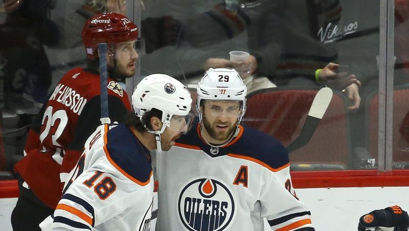 Leon Draisaitl (r) bereitete auch bei den Coyotes einen Treffer vor. Leon Draisaitl (r) bereitete auch bei den Coyotes einen Treffer vor.