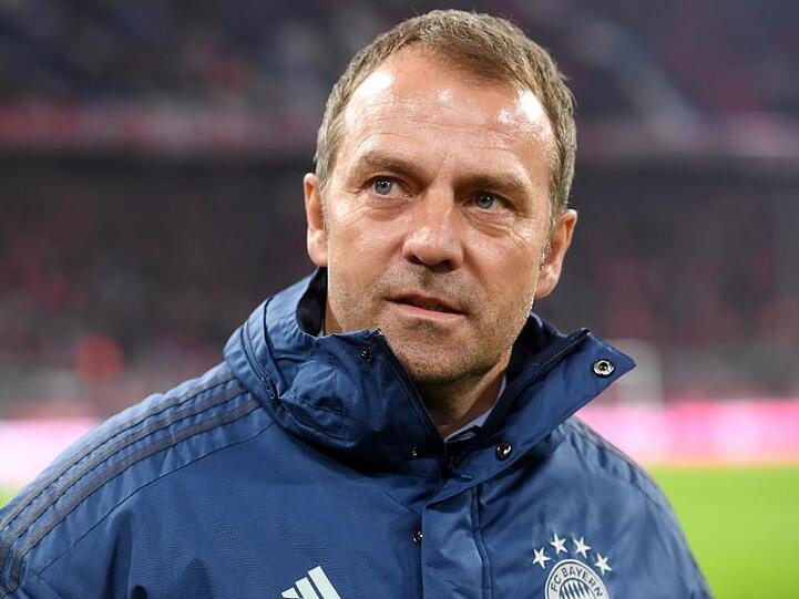 Hansi Flick, Trainer des FC Bayern, vor Spielbeginn. Foto: Tobias Hase/dpa/Archivbild