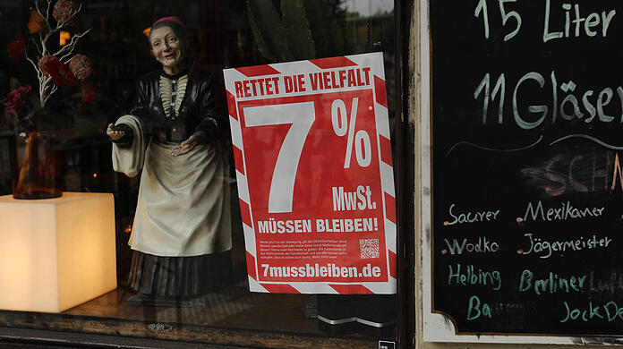 Nicht nur in München protestieren viele Gastronomen gegen die geplante Erhöhung der Mehrwertsteuer. Hier ein Beispiel von der Sternschanze in Hamburg. (Symbolbild)