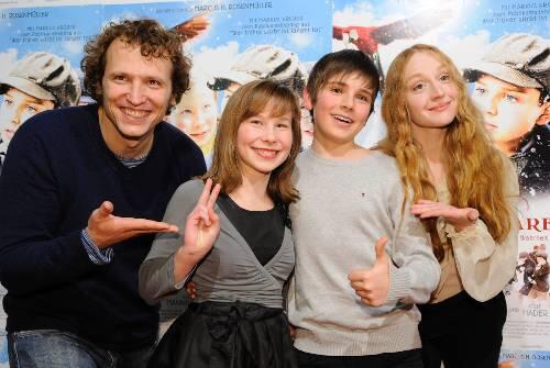 Ganz bescheiden: Marcus H. Rosenmüller und Brigitte Hobmeier mit den Jungstars Zoe Mannhardt und Markus Krojer.