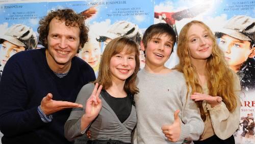 Ganz bescheiden: Marcus H. Rosenmüller und Brigitte Hobmeier mit den Jungstars Zoe Mannhardt und Markus Krojer. Ganz bescheiden: Marcus H. Rosenmüller und Brigitte Hobmeier mit den Jungstars Zoe Mannhardt und Markus Krojer.