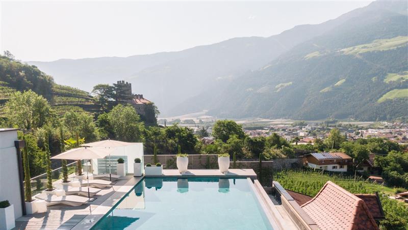 Schwimmen mit Aussicht auf das Meraner Land: Zum Luxus-Spa-Resort Preidlhof gehört auch dieser Sportpool auf dem Dach.