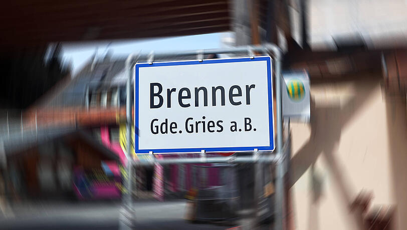 Das Ortsschild der Gemeinde Gries am Brenner. B&uuml;rgermeister Karl M&uuml;hlsteiger hat die Sperrung f&uuml;r eine Protestveranstaltung beantragt.