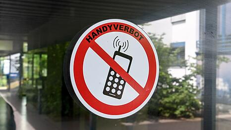 Der Philologenverband fordert bundesweit verbindliche Regeln f&uuml;r private Smartphones w&auml;hrend der Schulzeit. (Symbolbild)