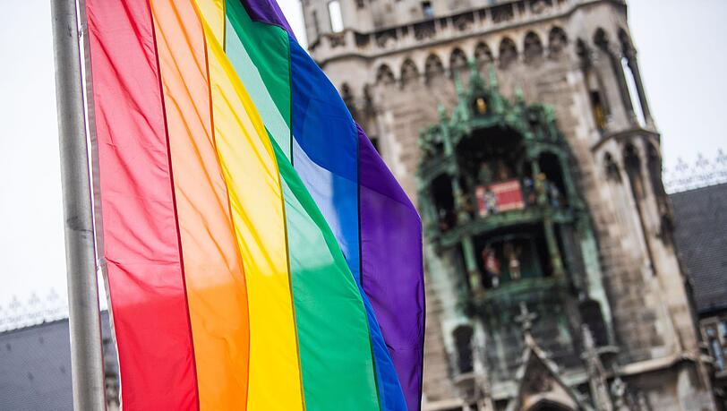 Als Zeichen der Solidarit&auml;t wehen vor dem M&uuml;nchner Rathaus Regenbogenflaggen. (Archivbild)
