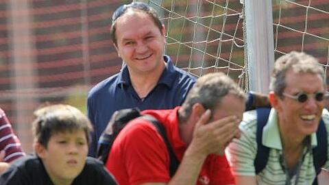 Kann über die Fahrkarten seiner Nachfolger im Club-Sturm eigentlich gar nicht lachen: Sasa Ciric am Valznerweiher.