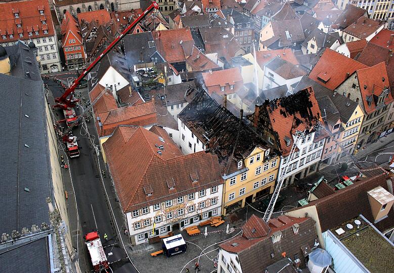 Die von einer Luftbilddrohne aus gemachte Aufnahme vom Sonntagmorgen (27.05.2012) zeigt den Brandort im historischen Stadtkern von Coburg.