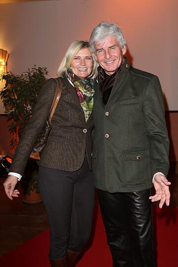Moderator Frederic Meisner und seine Ehefrau Yvonne feiern die Jubiläumstournee "30 Jahre Steiners Theaterstadl" im Paulaner am Nockherberg.