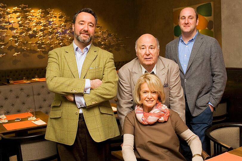 Die &bdquo;California Kitchen&ldquo; ist ihr neuester Streich: Die Kufflers, Roland und Doris mit den Söhnen Stephan (links) und Sebastian.