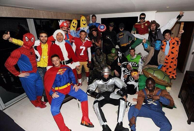 Die Gaudi-Truppe vom FC Arsenal bei der Weihnachtsfeier.