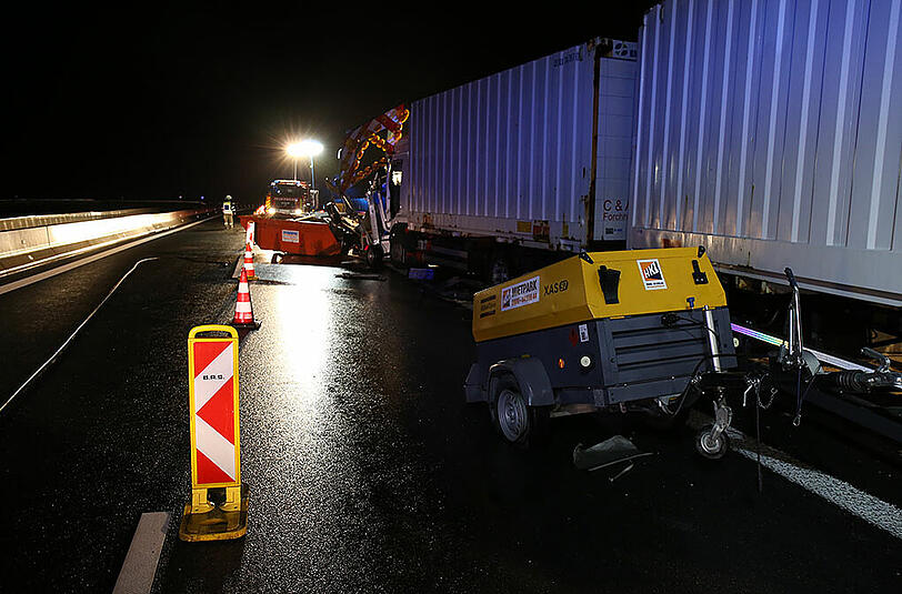 Bei seinem Crash in eine Baustelle hinterließ ein Lkw eine Schneise der Verwüstung. Die Bilder.