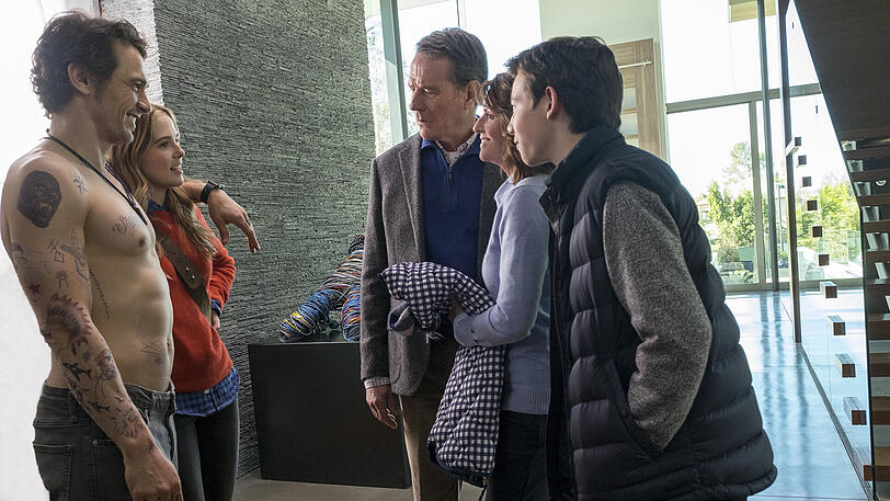 Das ist er, mein Neuer! Die Tochter (Zoey Deutch) stellt ihn (James Franco) den Eltern vor (Bryan Cranston, Megan Mullally).