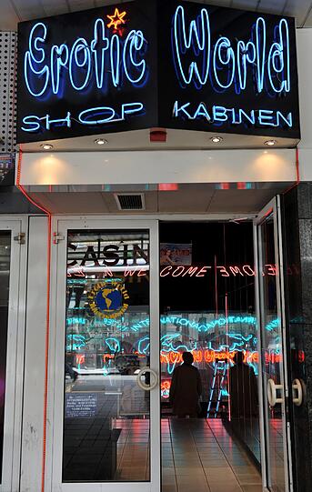 &bdquo;Shop und Kabinen&ldquo;: Das Angebot des Sex-Ladens in der Arnulfstraße ist eindeutig.