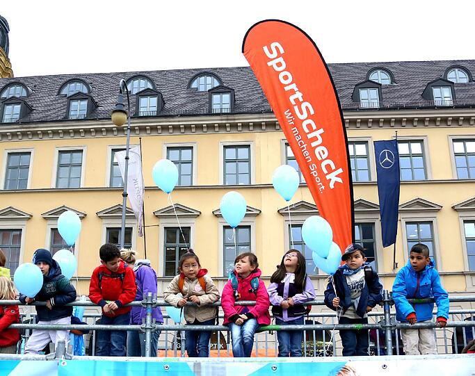 Sie springen weit: Die jungen Teilnehmer bei der "1. M-net Münchner Schulmeisterschaft."