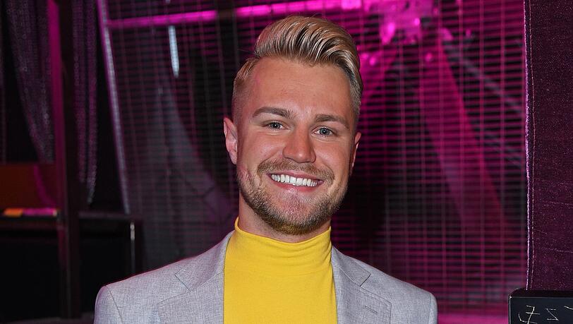 Aaron Königs ist der neue Bewohner bei "Promi Big Brother" 2020. Woher kennt man den 25-Jährigen?