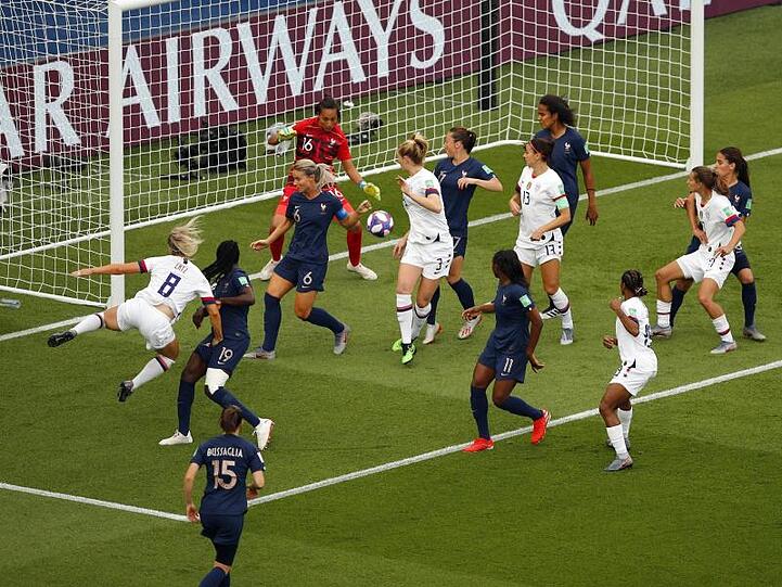 Im Chaos vor dem französischen Tor kann Megan Rapinoe (nicht im Bild) das 1:0 für die USA erzielen.