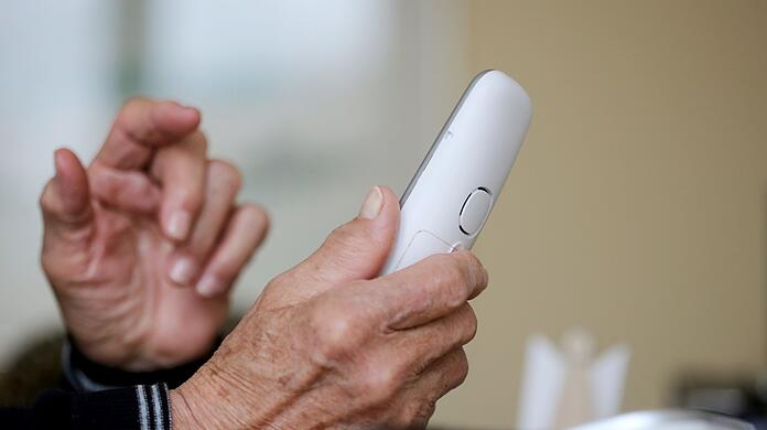 In München wurden zwei ältere Menschen Opfer von Telefonbetrügern, die sich als Mitarbeiter eines Onlinebezahldienstes ausgaben. (Symbolbild)