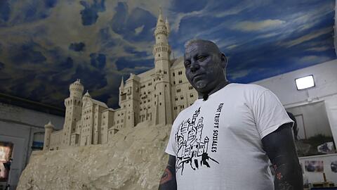 Seit zehn Jahren arbeitet Thomas Doneis an einem Nachbau des Schlosses Neuschwanstein. Jetzt möchte der 57-Jährige sein Lebenswerk für satte 11 Millionen Euro zum Verkauf anbieten.