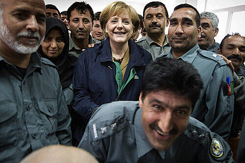 Wohl behütet: Kanzlerin Angela Merkel zwischen Kadetten der Polizeiakademie in Mazar-e-Sharif.